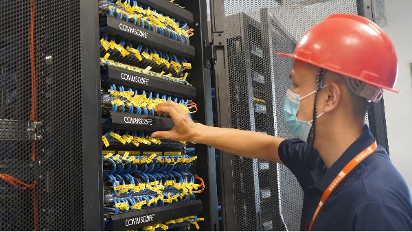 弱电机房工程UPS电池更换及保养方法——欣荣泰工人施工现场